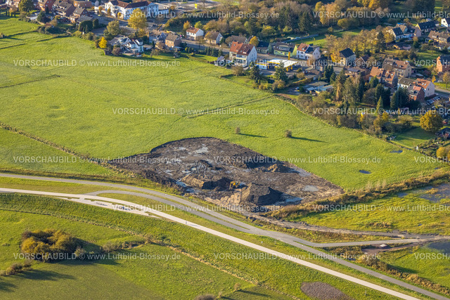 Hamm231101883 | Luftbild, Baustelle auf Wiesenfläche Erlebensraum Lippestrand am Wohngebiet Heessener Straße, umgeben von herbstlichen Laubbäumen, Stadtbezirk Heessen, Hamm, Ruhrgebiet, Nordrhein-Westfalen, Deutschland