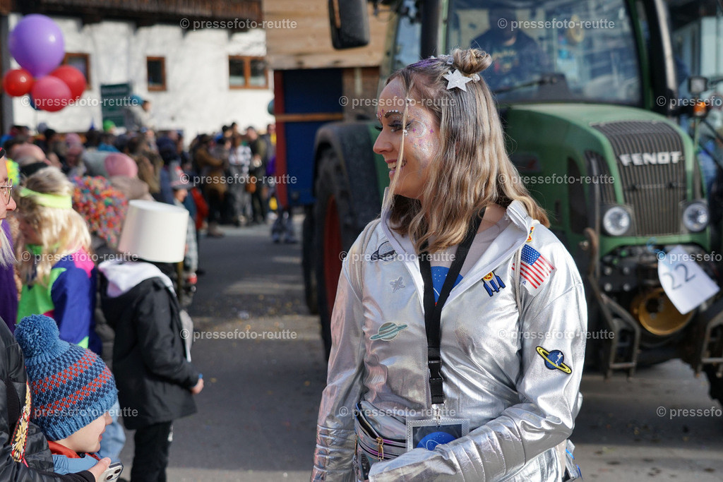 news-2023-Feb11-Fasching-Weissenbach-DSC01979 | Info aus dem Bezirk Reutte/Ausserfern Tirol sowie eine umfangreiche Bilddatenbank über die gesamte Region: Lechtal, Talkessel Reutte, Tannheimertal, Zwischentoren. Lech, Plansee, Zugspitze, Grenztunnel, B179, Fernpassstraße, Verkehr, Lawinen, Tradition, - Realisiert mit Pictrs.com