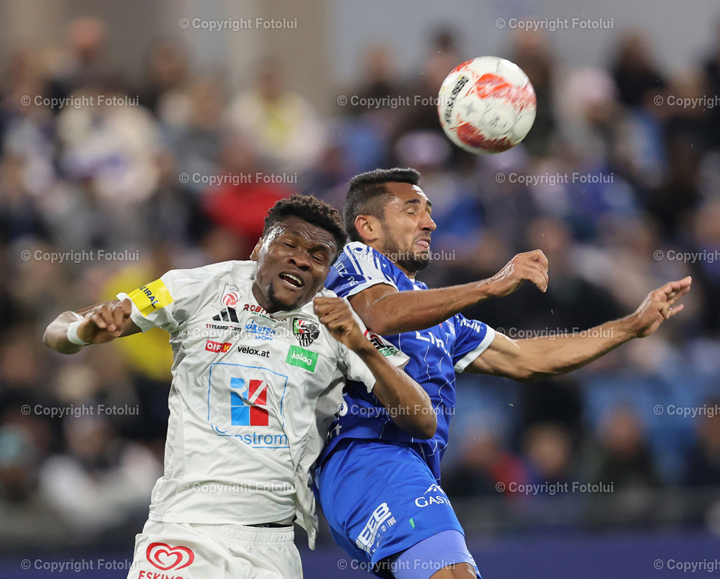 A_LUI_120425_01 | SPORT,FUSSBALL ADMIRAL BUNDESLIGA BLAU WEISSLINZ -RZ PELLETS WAC IM BILD: RONIVALDAO (BLAU WEISS) UND  CHIBUIKE NWAIWU (WAC) FOTO:  FOTOLUI/MW