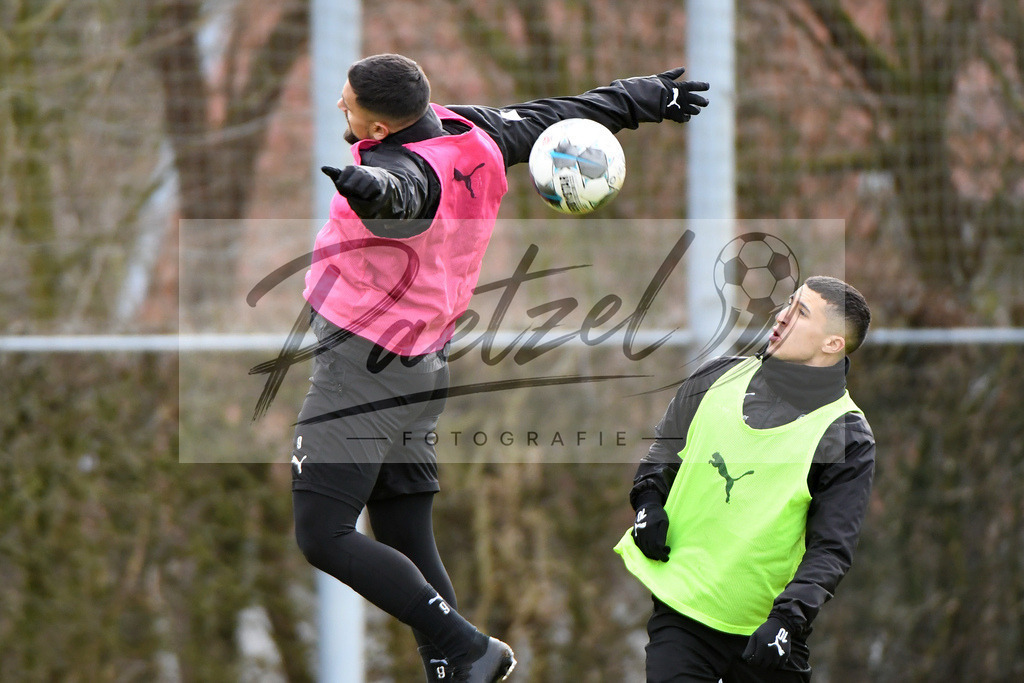 20200221_TRAOSN_0051 | Fussball, Herren: Marcos Alvarez (VfL Osnabrueck) und Anas Ouahim (VfL Osnabrueck) im Zweikampf waehrend der Trainingseinheit des VfL Osnabrueck im Sportpark Illoshoehe am 21.02.2020 in Osnabrueck, Deutschland. - Realisiert mit Pictrs.com