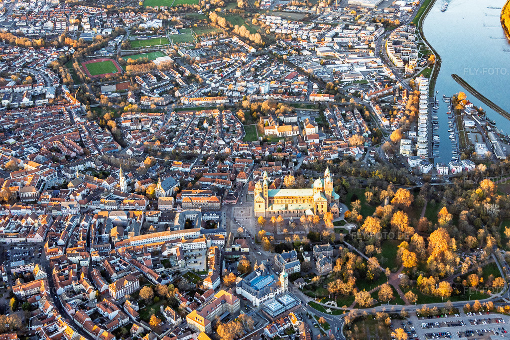 Luftbild: Dom zu Speyer im Herbst bei Abendlicht in Speyer im Bundesland Rheinland-Pfalz in Deutschland. – Foto: IMG_151618.jpg vom 18.11.2025 durch Werner Riehm/FLY-FOTO.de – Auflösung des Originals: 5541 x 3694 px