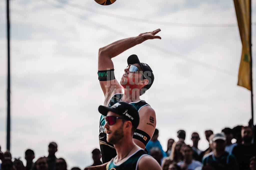 Beachvolleyball | Männer | Allianz German Beach Tour 2025 | Tourstop Düsseldorf | 18.05.2025 | Oben Nils Ehlers beim Aufschlag, unten Clemens Wickler