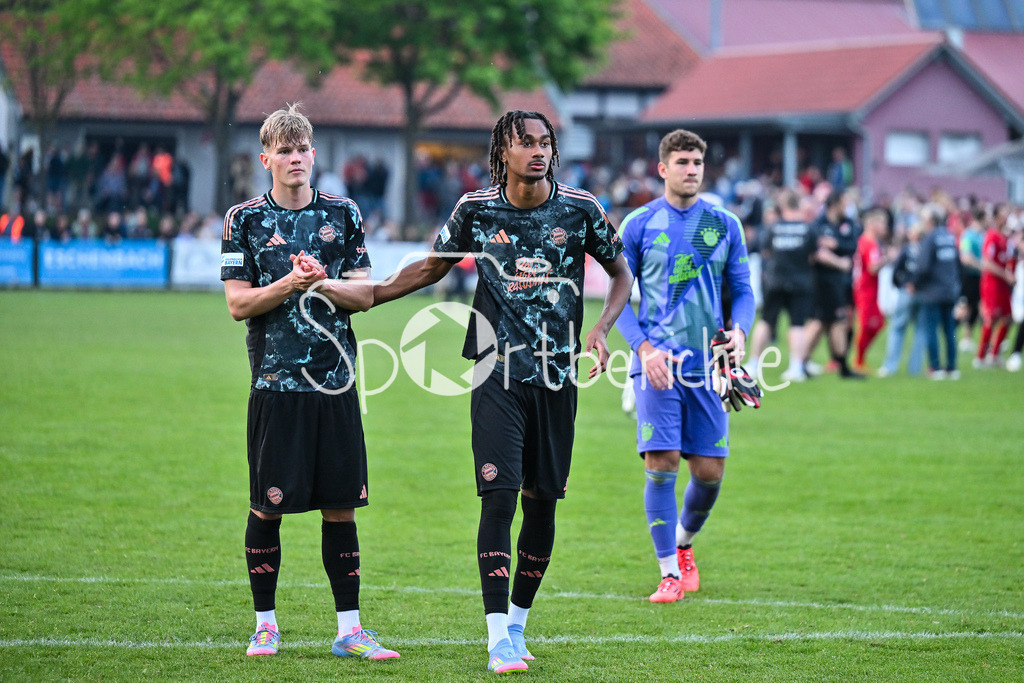 TSV Aubstadt - FC Bayern Amateure | mit haengenden Koepfen verabschieden sich die Spieler des FC Bayern bei den mitgereisten Fans / Samuel UNSOLD (FC Bayern München II #19), Jonah Daniel KUSI-ASARE (FC Bayern München II #9)  / Regionalliga Bayern: TSV Aubstadt - FC Bayern Muenchen II, NGN-Arena am 23.04.2025
