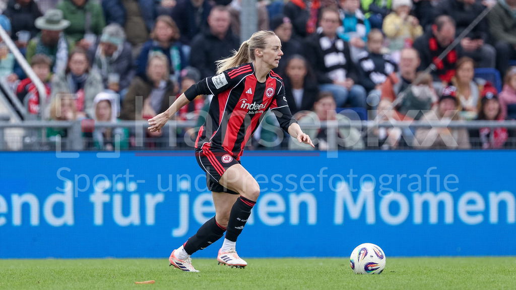 Fussball, Google Pixel Frauen-Bundesliga, Eintracht Frankfurt - SV Werder Bremen | Amanda Ilestedt (Eintracht Frankfurt, 13) am Ball, Freisteller, Einzelbild, Ganzkörper, Aktion, Action, Spielszene, DIE DFB-RICHTLINIEN UNTERSAGEN JEGLICHE NUTZUNG VON FOTOS ALS SEQUENZBILDER UND/ODER VIDEOÄHNLICHE FOTOSTRECKEN. DFB REGULATIONS PROHIBIT ANY USE OF PHOTOGRAPHS AS IMAGE SEQUENCES AND/OR QUASI-VIDEO.