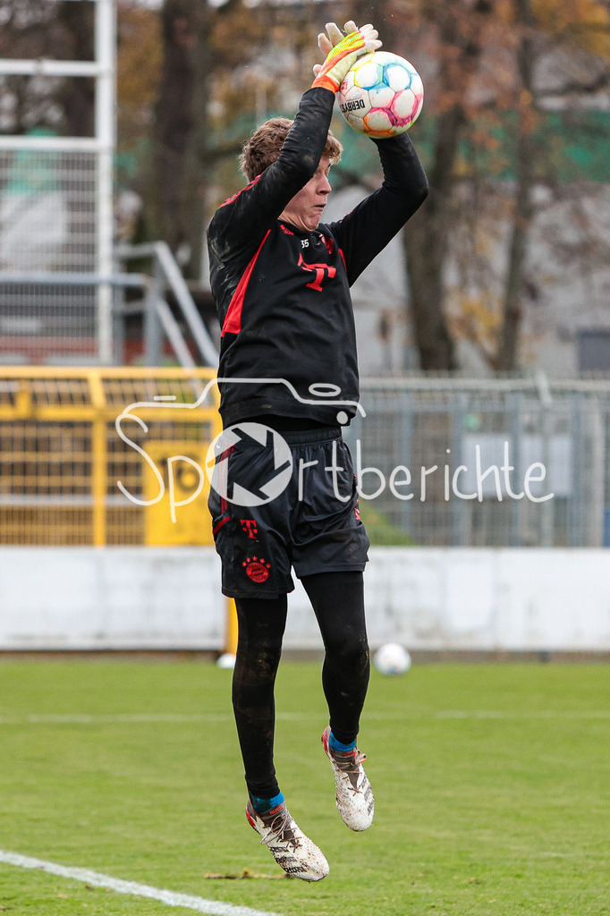 SV Vikoria Aschaffenburg - FC Bayern Amateure | Johannes SCHENK (FCB #18) beim warmup