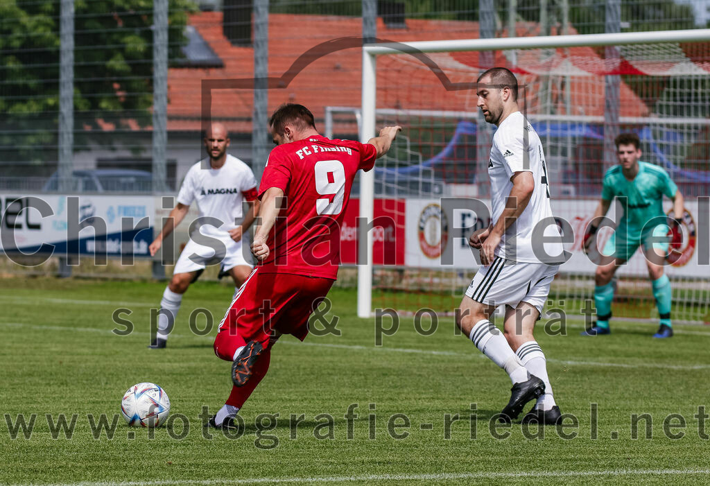 2023-07-08_035_FC_Finsing_gegen_SG_Markt_Schwaben | Finsing, Deutschland, 08.07.2023:
Fußball, Kreisliga 2023 / 2024, Testspiel, FC Finsing gegen SG Markt Schwaben, Endergebnis: 7:0

Andre Huber (FC Finsing, #9), Florian Niederdorf (SG Markt Schwaben, #4)

Foto: Christian Riedel / fotografie-riedel.net