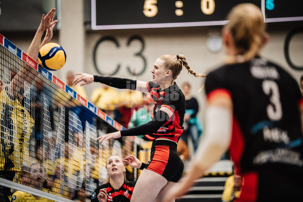 Volleyball | Frauen | Saison 2025/2026 | Volleyball Bundesliga | SSC Palmberg Schwerin vs. ETV Hamburger Volksbank Volleys | 18.10.2025 | Alexa Sophie Thaden (#15, ETV Hamburger Volksbank Volleys) beim Angriff