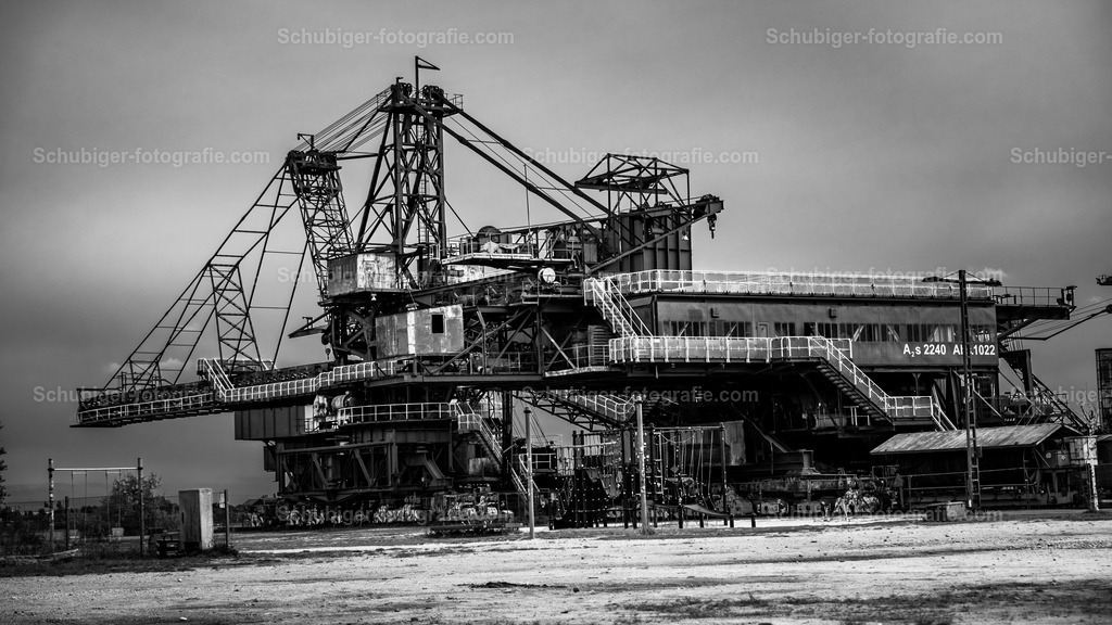 DSCF2011 | Ferropolis ist ein Industriemuseum und Veranstaltungsort in Gräfenhainichen östlich von Dessau-Roßlau auf einer Halbinsel im Gremminer See, dem ehemaligen Tagebau Golpa-Nord. Ferropolis ist Ankerpunkt der Europäischen Route der Industriekultur. Wikipedia - Realisiert mit Pictrs.com