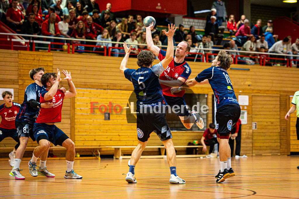 TSV Weiheim gegen TSV Herrsching II | Handball Bezirksoberliga Herren 2025/26, TSV Weiheim gegen TSV Herrsching II, 20251025,Angriff und Wurf von Maximilian OSTHÖVER (TSV Weilheim 24),2025-10-25 in Weilheim (Jahnhalle)Andreas KUNZ (TSV Weilheim 6), Andreas TÜRK (TSV Herrsching II 5), Maximilian OSTHÖVER (TSV Weilheim 24), Kai HOFFMANN (TSV Herrsching II 10)Copyright: WolfgangxLindner