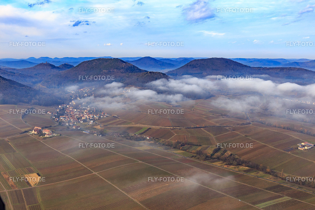 Dorfansicht am Haardtrand im Winter bei tiefen Wolken von Osten | Luftbild: Dorfansicht am Haardtrand im Winter bei tiefen Wolken von Osten in Leinsweiler im Bundesland Rheinland-Pfalz in Deutschland. Foto: IMG_096480.jpg vom 02.02.2017 durch Werner Riehm/FLY-FOTO.de - Realisiert mit Pictrs.com