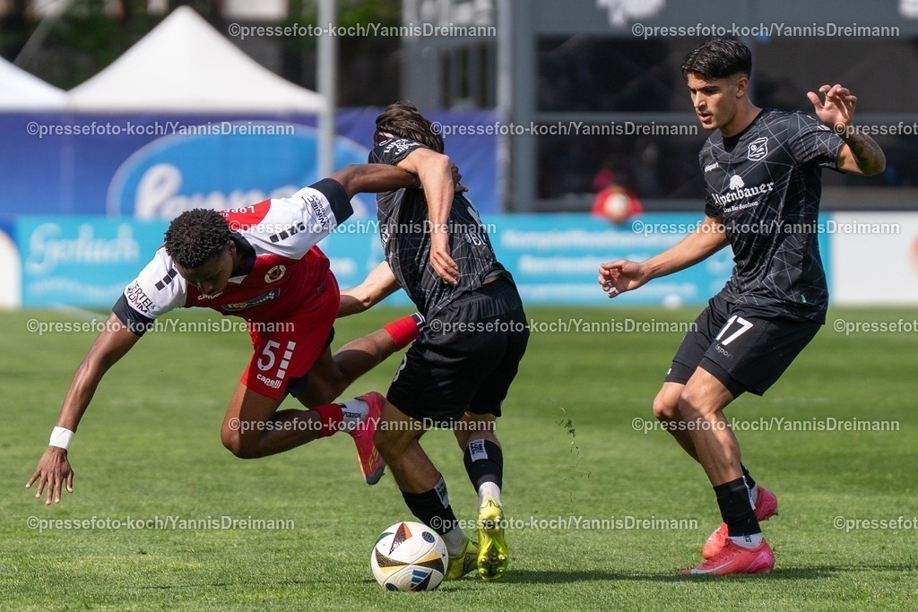 xydr05042501037 | 05.04.2025, xydrx, Fußball, Viktoria Köln - SpVgg Unterhaching , 3.Liga, Sportpark Höhenberg, Saison 2024 2025: Sidny Lopes Cabral (Viktoria Köln #5) im Zweikampf gegen Max Lamby (SpVgg Unterhaching #3) und Fabio Torsiello (SpVgg Unterhaching #17 DFB regulations prohibit any use of photographs as image sequences and or quasi-video.