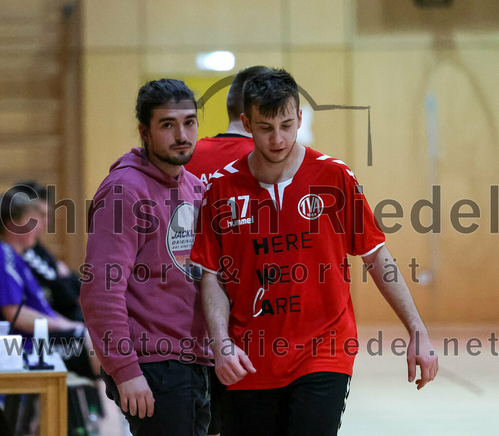 2022-11-12_049_SpVgg_Altenerding_III_gegen_TV_Altoetting_II | Erding, Deutschland, 12.11.2022:
Handball, Bezirksklasse Männer 2022 / 2023, 4. Spieltag, SpVgg Altenerding III gegen TV Altötting II, Endergebnis: 32:25

Trainer Simon Karl (TV Altötting), Levente Vas (TV Altötting, #17)

Foto: Christian Riedel / fotografie-riedel.net