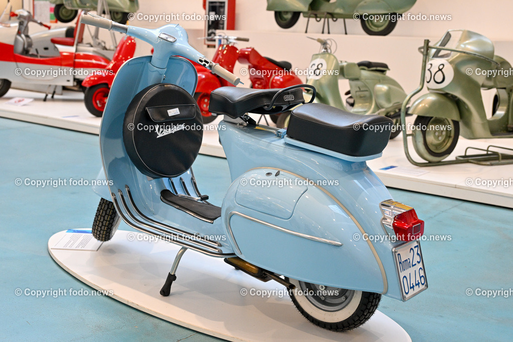 Italien_ Toskana_ Provinz Pisa_ Pontedera_ Vespa_ 29.05.2024-35 | 29.05.2024, Italien, ITA, Toskana, Pontedera im Bild Piaggio, Vespa, Museum

Piaggio ist ein italienischer Fahrzeughersteller mit Sitz in Pontedera. Das Unternehmen produziert verschiedene Mofas und Motorroller, unter anderem die Vespa, das Lastendreirad Ape sowie den Kleintransporter Porter. Zum Konzern gehören auch die Motorradmarken Aprilia, Derbi, Gilera, Laverda und Moto Guzzi. 
Quelle: Wikipedia