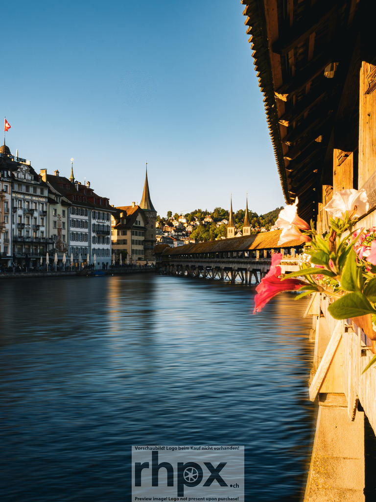 Kapellbrücke und Wasserturm Luzern im goldenen Abendlicht | Stimmungsvolle Fotokunst aus Luzern. Erlebe den Pilatus, den See und die Stadt Luzern in exklusiven Aufnahmen in der Fotogalerie & Shop. - Realisiert mit Pictrs.com