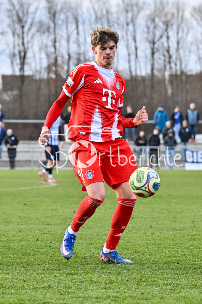 FC Bayern Amateure - Stuttgarter Kickers | MUNICH, GERMANY - 07. FEBRUARY: am Ball Guido DELLA ROVERE (FC Bayern München II 10) / Einzelfoto / Freisteller während dem Testspiel zwischen den Amateuren des FC Bayern und den Stuttgarter Kickers am FC Bayern Campus