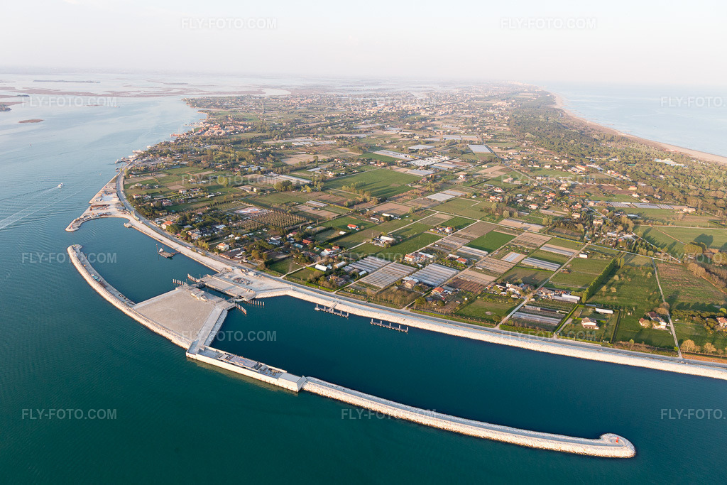 Aerial view: View of the town in Punta Sabbioni in the state Veneto, Italy. – Photo: IMG_098286.jpg taken on 04/03/2017 by Werner Riehm/FLY-FOTO.com – Resolution of the original: 5472 x 3648 px