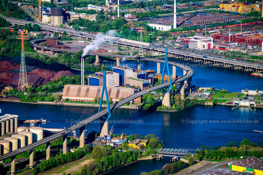 Hamburg_Waltershof_Köhlbrandbrücke_ELS_1645270425 | HAMBURG 27.04.2025 Fluß - Brückenbauwerk einer Schrägseilbrücke " Köhlbrandbrücke " über dem Rugenberger Hafen im Ortsteil Steinwerder in Hamburg, Deutschland. Weiterführende Informationen bei: Freie und Hansestadt Hamburg Landesbetrieb Straßen, Brücken und Gewässer,  HPA Hamburg Port Authority,  Ingenieurbüro GRASSL GmbH. // River - bridge construction Koehlbrandbruecke on Koehlbrandbrueckenlauf over the port Rugenberger Hafen in the district Steinwerder in Hamburg, Germany. Further information at: Freie und Hansestadt Hamburg Landesbetrieb Strassen, Bruecken und Gewaesser,  HPA Hamburg Port Authority,  Ingenieurbuero GRASSL GmbH. Foto: Martin Elsen