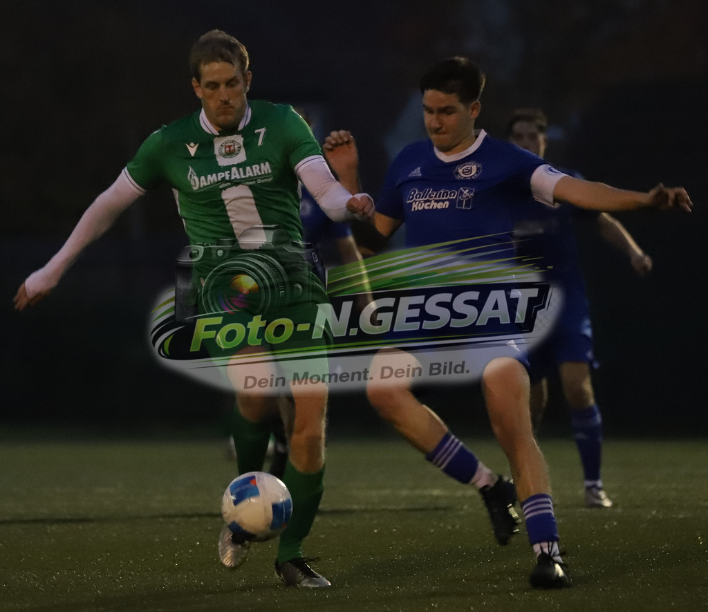 Bünder SV - TuS Bruchmühlen | Auf dem Bild zu sehen: grün Bünder SV: Volkmar Vöge ; blau TuS Bruchmühlen: Anakin ZimensBünder SV, TuS Bruchmühlen, Saison 25/26, Kreisliga A, Bünde, Deutschland - Realisiert mit Pictrs.com