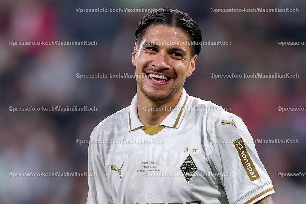 BMG02082501055 | 02.08.2025, Fußball, Borussia Mönchengladbach - FC Valencia, 125 Jahrfeier Jubiläumsspiel, Borussia-Park, Saison 2025 2026: Torschütze Kevin Diks (Borussia Mönchengladbach #04) lachend glücklich lächelt Freude  DFB regulations prohibit any use of photographs as image sequences and or quasi-video.
