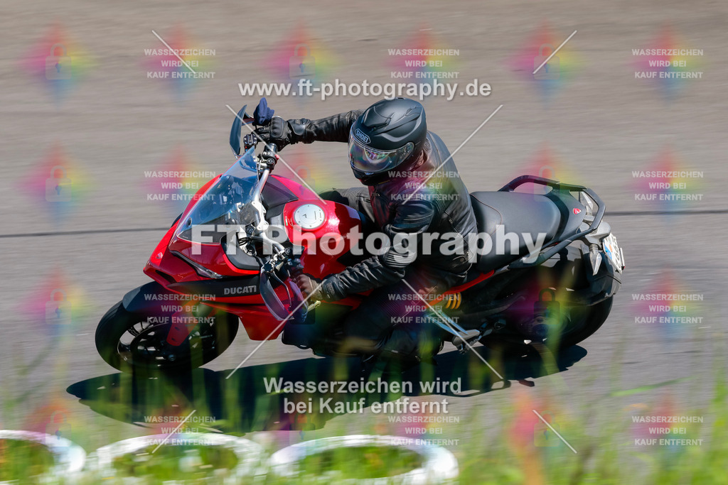 Moto-TeamOBK-22190 | Hier findet Ihr Bilder von Touristenfahrten auf der Nürburgring Nordschleife oder von anderen Veranstaltungen die ich besucht habe. Viel Spass beim Durch Schauen 
