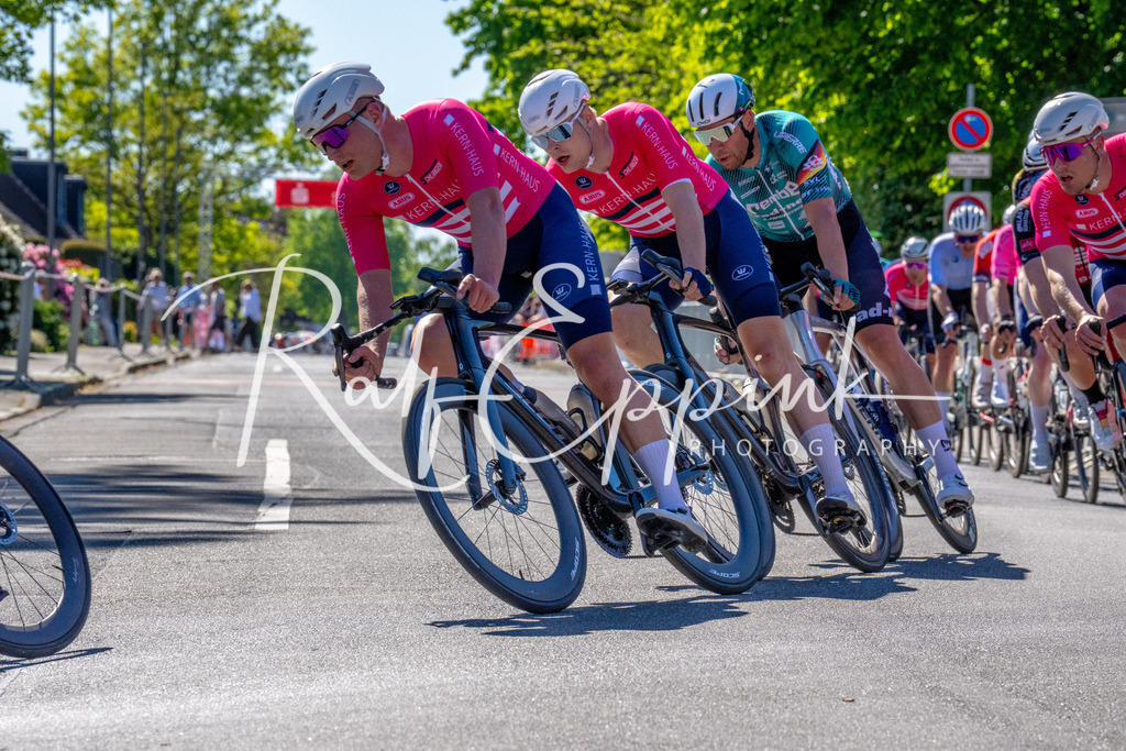Spurt in den Mai 2026 - Großer Preis der Sparkasse Neuss | Annual one-day road cycling race "Großer Preis der Sparkasse Neuss" held in Büttgen, Germany, organized by VfR Büttgen 1912 e.V. The event features multiple races across all age categories from U11 youth to Elite men. - Realisiert mit Pictrs.com