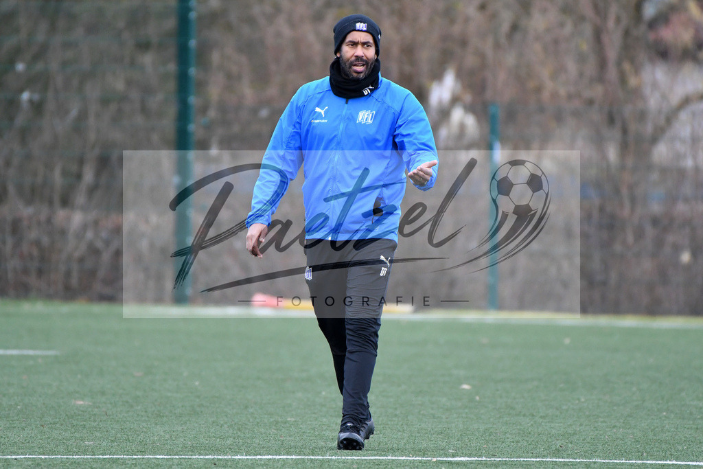20200131_TRAOSN_0027 | Fußball, Herren: Trainer Daniel Thioune (VfL Osnabrueck) gestikuliert waehrend der Trainingseinheit des VfL Osnabrueck im Sportpark Illoshoehe am 31.01.2020 in Osnabrueck, Deutschland. - Realisiert mit Pictrs.com