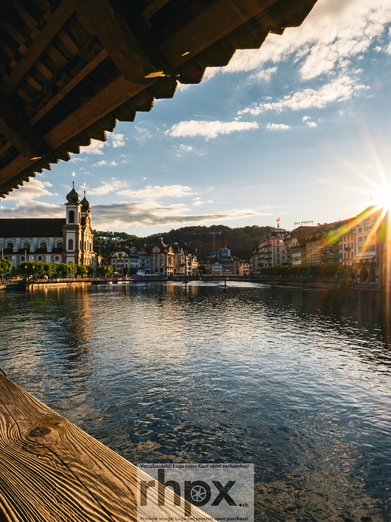 Kapellbrücke und Wasserturm Luzern im goldenen Abendlicht | Stimmungsvolle Fotokunst aus Luzern. Erlebe den Pilatus, den See und die Stadt Luzern in exklusiven Aufnahmen in der Fotogalerie & Shop. - Realisiert mit Pictrs.com