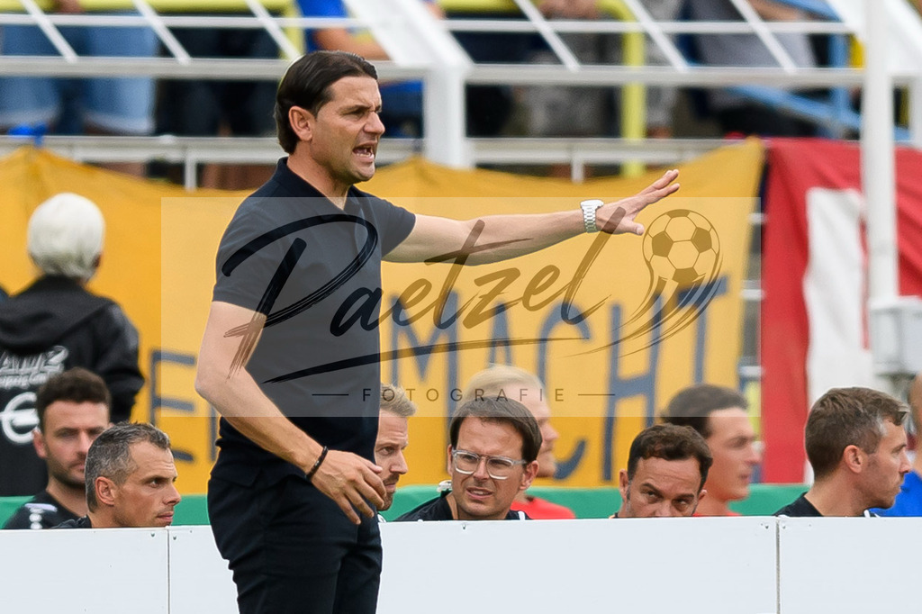 LLELEV20210807_014 | Fussball, Herren: Trainer Gerardo Seoane (Bayer 04 Leverkusen) gestikuliert beim Spiel der 1. Runde im DFB-Pokal zwischen 1. FC Lokomotive Leipzig und Bayer 04 Leverkusen im Bruno-Plache-Stadion am 07.08.2021 in Leipzig, Deutschland.DFB / DFL REGULATIONS PROHIBIT ANY USE OF PHOTOGRAPHS AS IMAGE SEQUENCES AND/OR QUASI-VIDEO. - Realisiert mit Pictrs.com