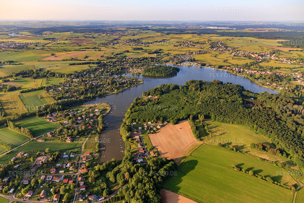Luftbild: l'étang Holving, Étang de Hirbach in Hilsprich im Bundesland Moselle in Frankreich. – Foto: IMG_107380.jpg vom 19.05.2018 durch Werner Riehm/FLY-FOTO.de – Auflösung des Originals: 5472 x 3648 px