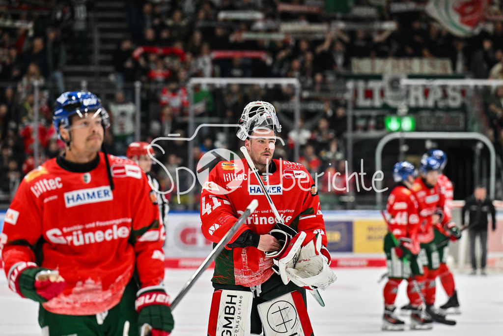 Augsburger Panther - Straubing Tigers | Augsburg, DEUTSCHLAND - 14. NOVEMBER: im Bild Peyton JONES (Augsburger Panther 41) mit hängendem Kopf nach der Niederlage gegen Straubing nach dem Ligaspiel zwischen den Augsburger Panthern und den Straubing Tigers am 18. Spieltag der Penny DEL im Curt Frenzel Stadion am 14.11.2025