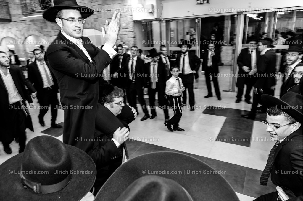201608_Israel-126 | Chaim, der glückliche Bräutigam bei der Hochzeit in Jerusalem. Hoffentlich sieht Scheffi von der Frauenseite aus seine Freude! - Realisiert mit Pictrs.com