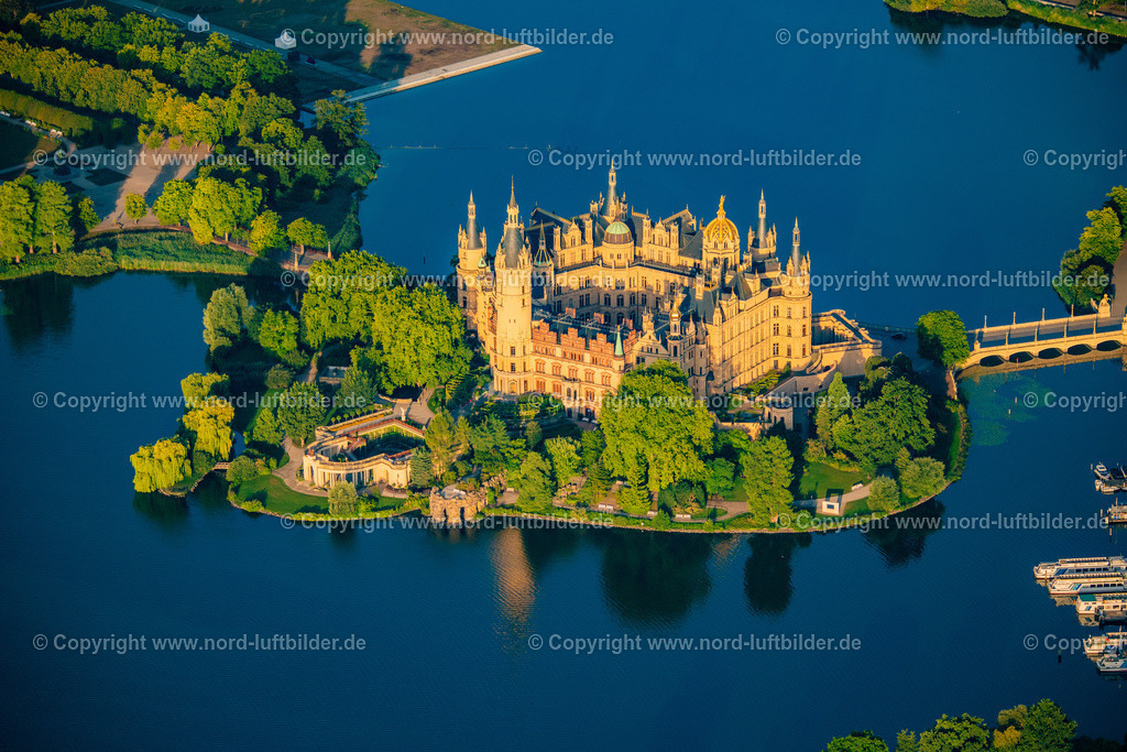 Schwerin_Schweriner_Schloss_ELS_4287100822 | SCHWERIN 10.08.2022 Kuppeltürme des Schweriner Schloßes und der Schloßkirche am Schlossgarten, dem Sitz des Landtages in der Landeshauptstadt von Mecklenburg-Vorpommern. Weiterführende Informationen bei: Landtages Mecklenburg-Vorpommern,  Staatliche Schlösser, Gärten und Kunstsammlungen M-V,  Staatliches Museum Schwerin/ Ludwigslust/ Güstrow. // Schwerin Castle in the state capital of Mecklenburg-Western Pomerania. Further information at: Landtages Mecklenburg-Vorpommern,  Staatliche Schloesser, Gaerten und Kunstsammlungen M-V,  Staatliches Museum Schwerin/ Ludwigslust/ Guestrow. Foto: Martin Elsen