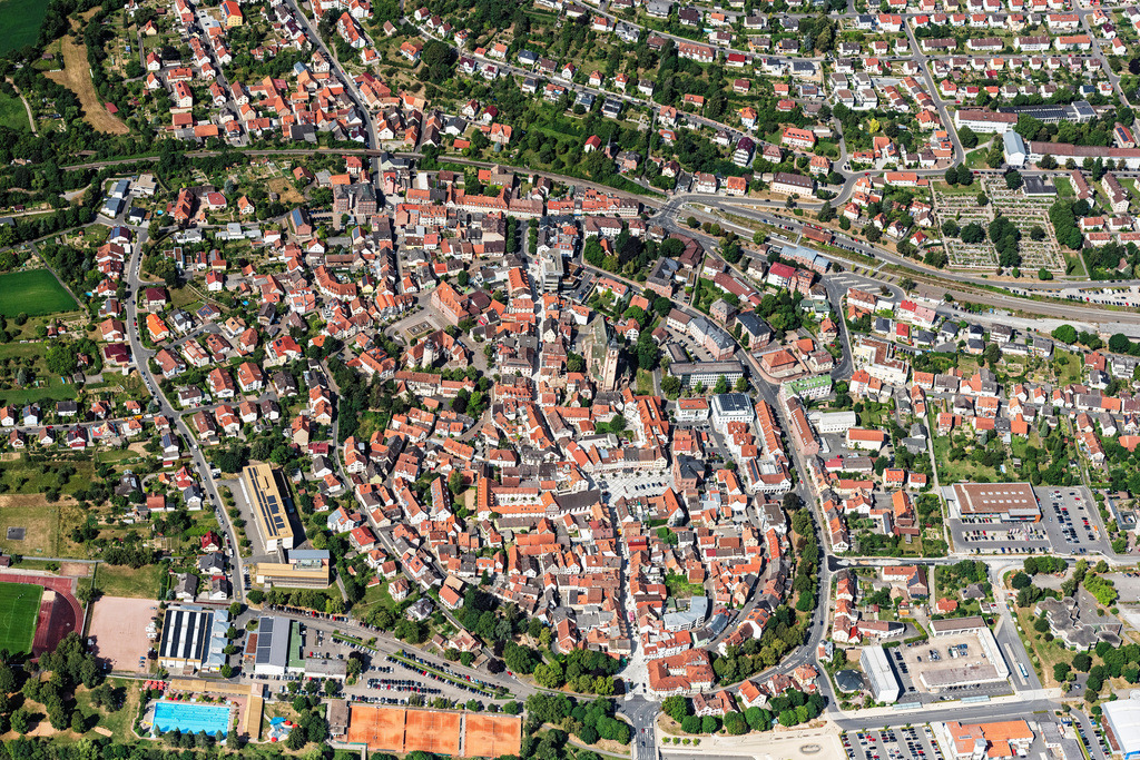 dr__0037704.jpg | TAUBERBISCHOFSHEIM 22.07.2019 Kirchengebäude "St. Martin" an der St.-Lioba-Straße mit Blick auf "Kurmainzisches Schloss" im Altstadt- Zentrum der Innenstadt in Tauberbischofsheim im Bundesland Baden-Württemberg, Deutschland. // Church building in "St. Martin" on St.-Lioba-Strasse overlooking the "Kurmainzisches Schloss" in the Old Town- center of downtown in Tauberbischofsheim in the state Baden-Wurttemberg, Germany. Foto: Daniel Reiter