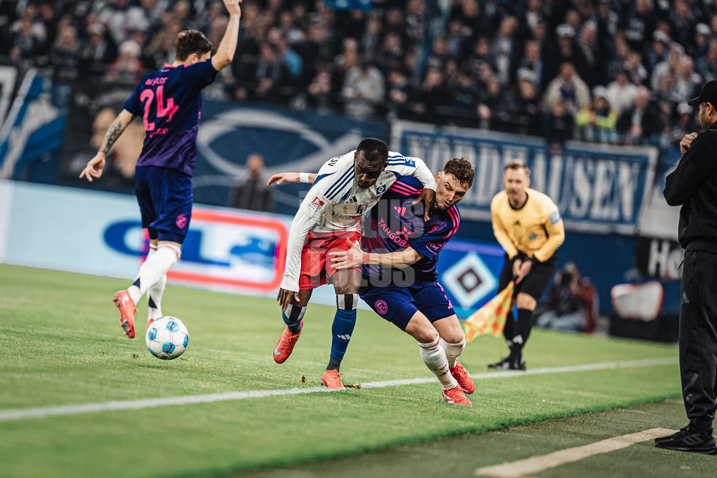 Fußball | Männer | Saison 2024/2025 | 2. Fußball-Bundesliga | 25. Spieltag | Hamburger SV vs. Fortuna Düsseldorf | 08.03.2025 | Zweikampf zwischen Jean-Luc Dompe (#7, HSV) links und Moritz Heyer (#5, Fortuna Düsseldorf) rechts