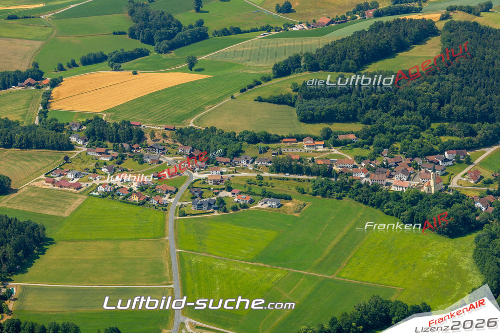 Das Luftbild zeigt : Wetzelsberg Stallwang - Die Luftaufnahme wurde 2023 vom UL-Flugzeug aus erstellt ( keine Drohne ) - Hochauflösende Luftaufnahme - Für grossformatige Ausdrucke geeignet. Die Geschenkidee !Mit Lizenz und Bildrechte bestellbar