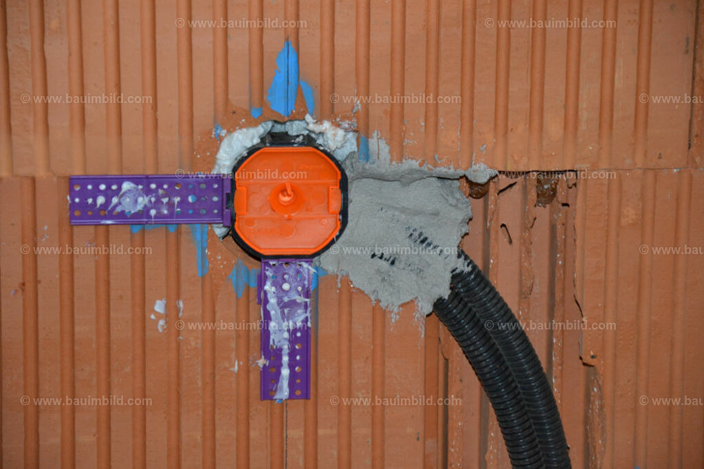 bib-lg17-elektroinstallation-0141 | Nach LV-Leistungsgruppen sortierte Detailfotos über den Bau eines Hauses. Alle Hausbau-Bilder direkt vom Urheber und Autor der Website Haus-Selber-Bauen.com