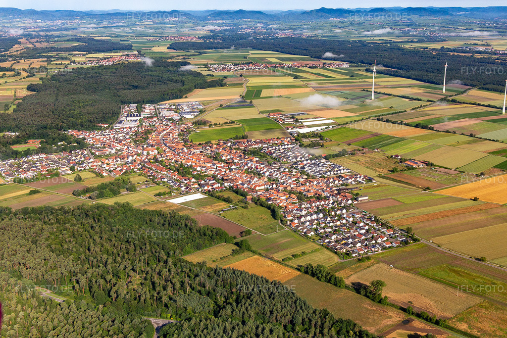 Luftbild: Ortsansicht von Südosten in Hatzenbühl im Bundesland Rheinland-Pfalz in Deutschland. Foto: IMG_141832.jpg vom 18.06.2024 durch Werner Riehm/FLY-FOTO.de