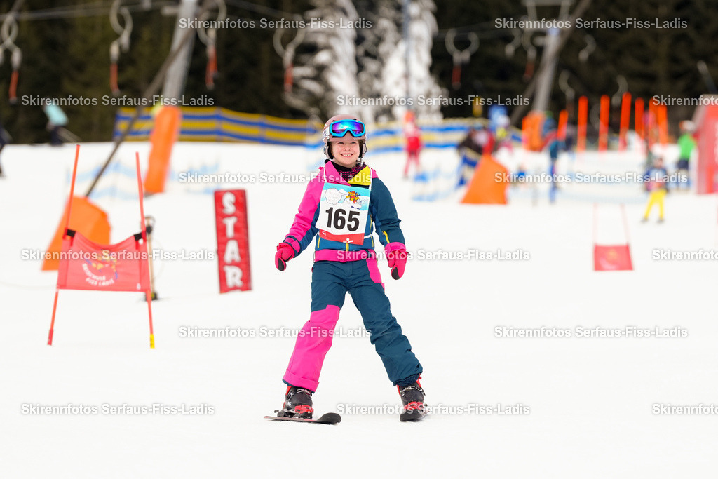 SRF_02.01.2026_0172 | Skirennfotos,Serfaus,Fiss,Ladis,Kinderskirennen,Winter,Tirol,Oberland,skirace,SFL,feelfree,weil wir's genießen,ski,Ski,skifahren,Sonnenplateau, - Realisiert mit Pictrs.com