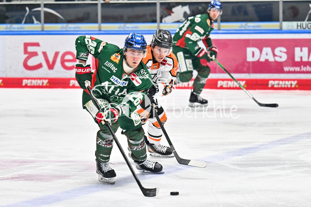 Augsburger Panther - Grizzlys Wolfsburg | AUGSBURG, GERMANY - 15. MARCH: im Duell Alexander BLANK (Augsburger Panther 26) und Robert LYNCH (Grizzlys Wolfsburg 49) während dem Match zwischen den Augsburger Panthern und den Grizzlys Wolfsburg am 52. Spieltag der Penny DEL im Curt Frenzel Stadion