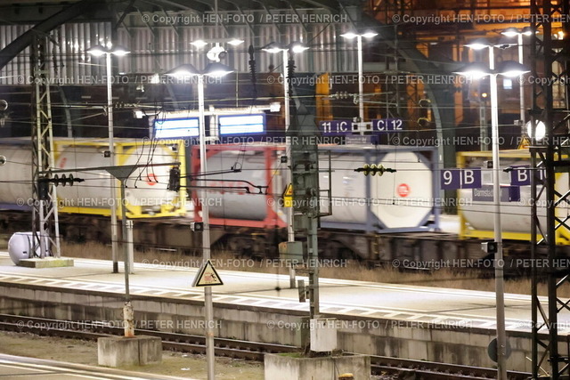 Kurzfristiger Lokführerstreik | 11.03.2024 Aufgrund gescheiterter Tarifverhandlungen zwischen der GDL (Gewerkschaft Deutscher Lokführer) und der Deutschen Bahn AG kommt es heute (11.3.24) seit 18 Uhr zu einem weiteren diesmal kurzfristig anberaumten Lokführerstreik was massive Beeinträchtigungen Zugausfälle bei Bahn und S-Bahn für Reisende und Gütertransporte zur Folge hat hier vorbeifahrender Güterzug (Foto: Peter Henrich) - Realisiert mit Pictrs.com