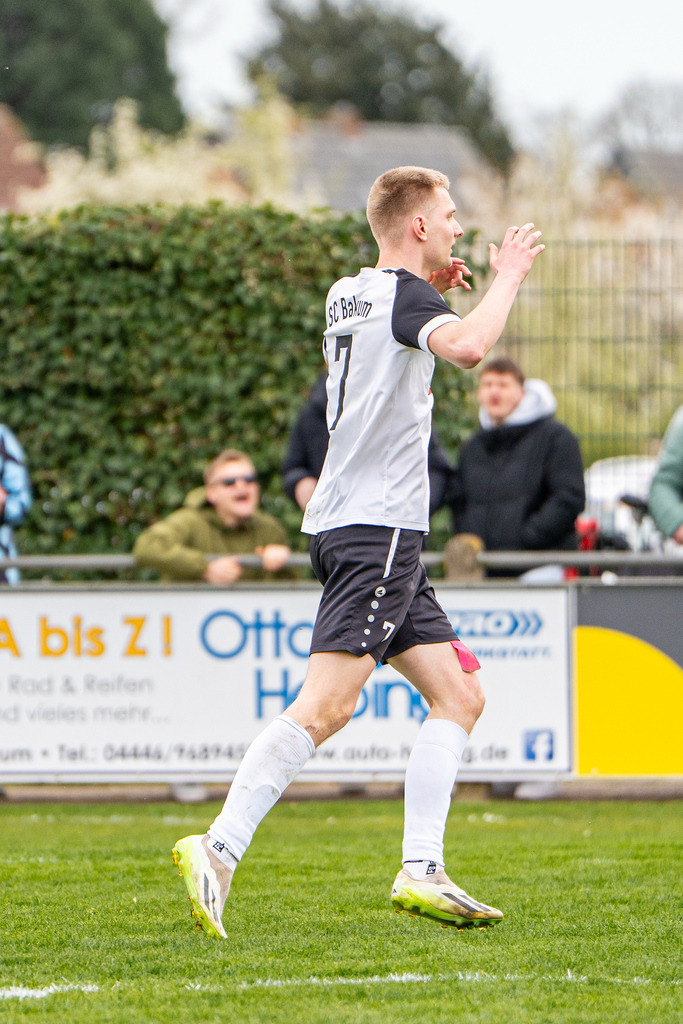 Fußball I Herren I Saison 2025-2026 I Kreisliga VEC I 22. Spieltag I SC SW Bakum - SV Falke Steinfeld I 24383 | jns.sportfotos - Realisiert mit Pictrs.com