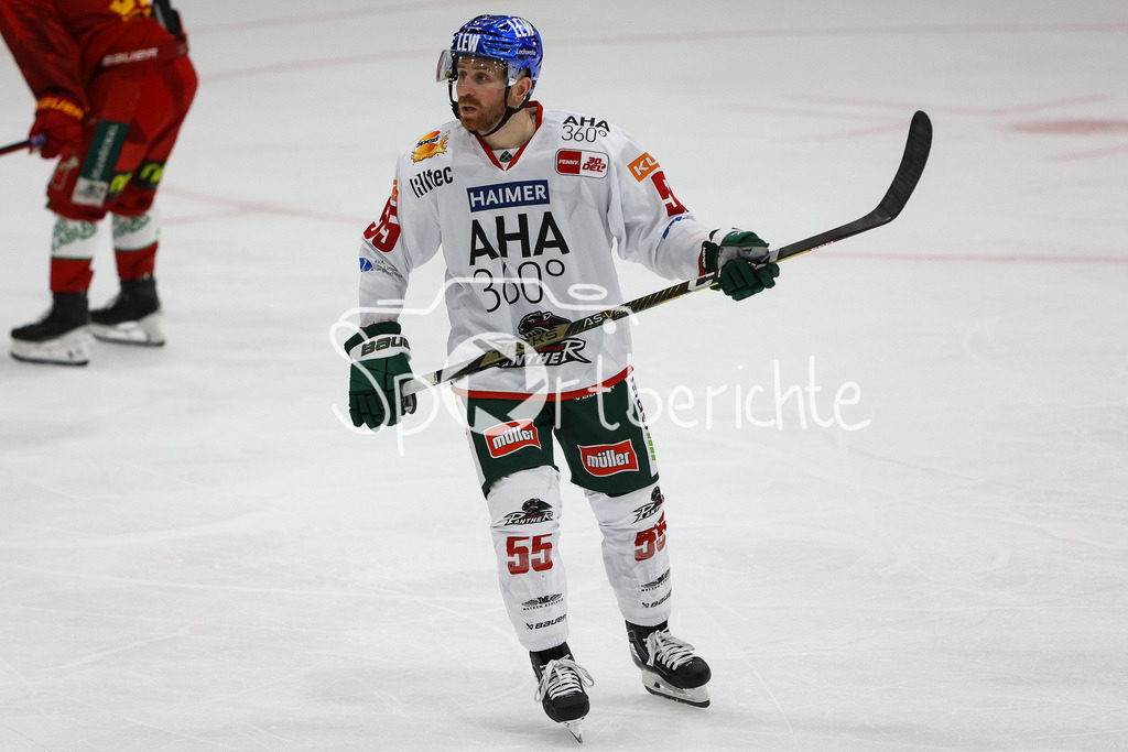 SC Langnau Tigers - Augsburger Panther | David WARSOFSKY (AEV #55) in Aktion / Freisteller / Einzelfoto