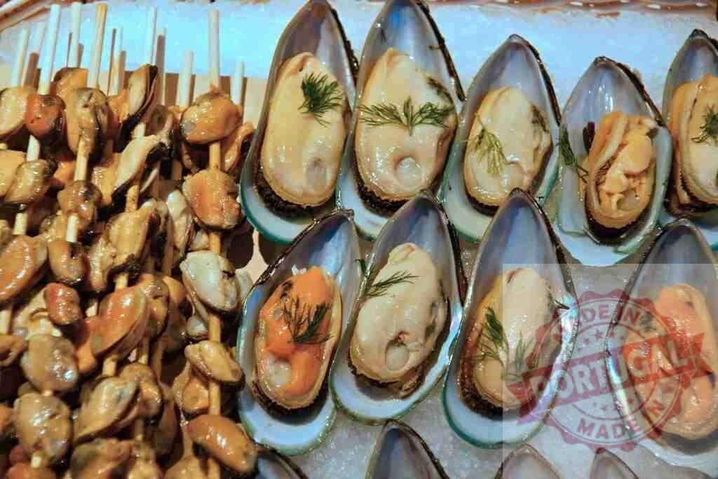 Fresh raw mussels and cooked mollusk skewers on ice | Fresh mussels on ice and cooked mussels on skewers preparing for a buffet - Realisiert mit Pictrs.com