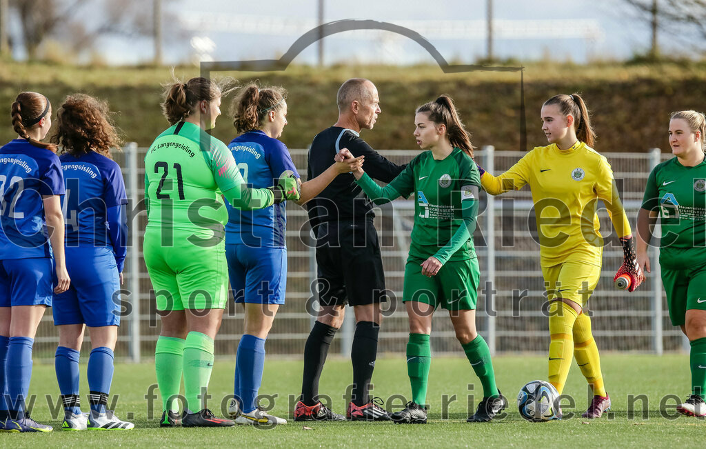 2023-11-19_006_FC_Langengeisling_gegen_FC_Forstern_II | Erding, Deutschland, 19.11.2023:
Fußball, Bezirksoberliga 2023 / 2024, 12. Spieltag, FC Langengeisling gegen FC Forstern II, Endergebnis: 3:0

Monika Bichlmaier (FC Langengeisling, #4), Torwart Celine Siebrecht (FC Langengeisling, #21), Carina Sedlmeier (FC Langengeisling, #19), Schiedsrichter Alois Lerch, Sofia Baumgartner (FC Forstern, #2), Torfrau Lily Koch (FC Forstern, #1)

Foto: Christian Riedel / fotografie-riedel.net