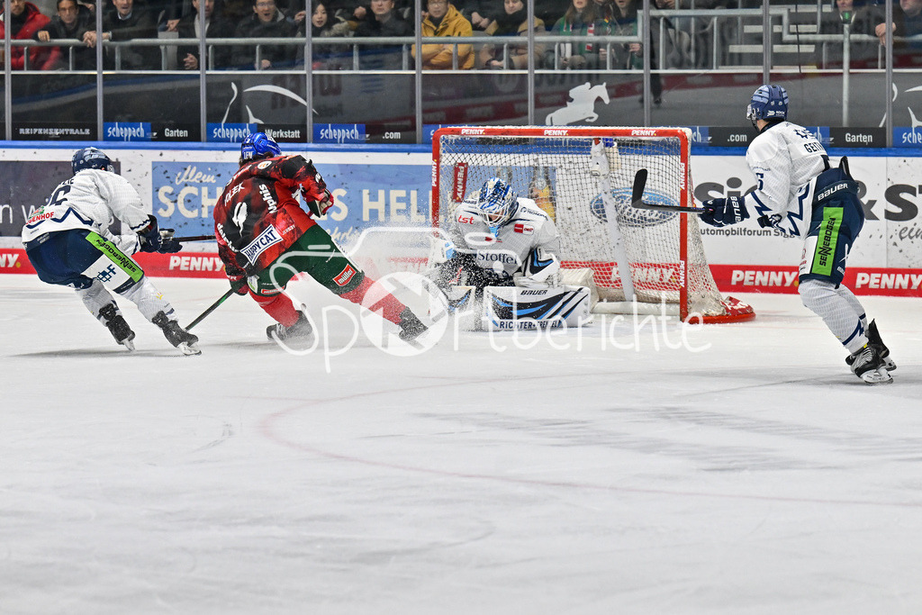 Augsburger Panther - Straubing Tigers | in dieser Szene scheitert Justin VOLEK (Augsburger Panther #9) an Florian BUGL (Straubing Tigers #1) / DEL: Augsburger Panther - Straubing Tigers, Curt Frenzel Stadion am 29.11.2024