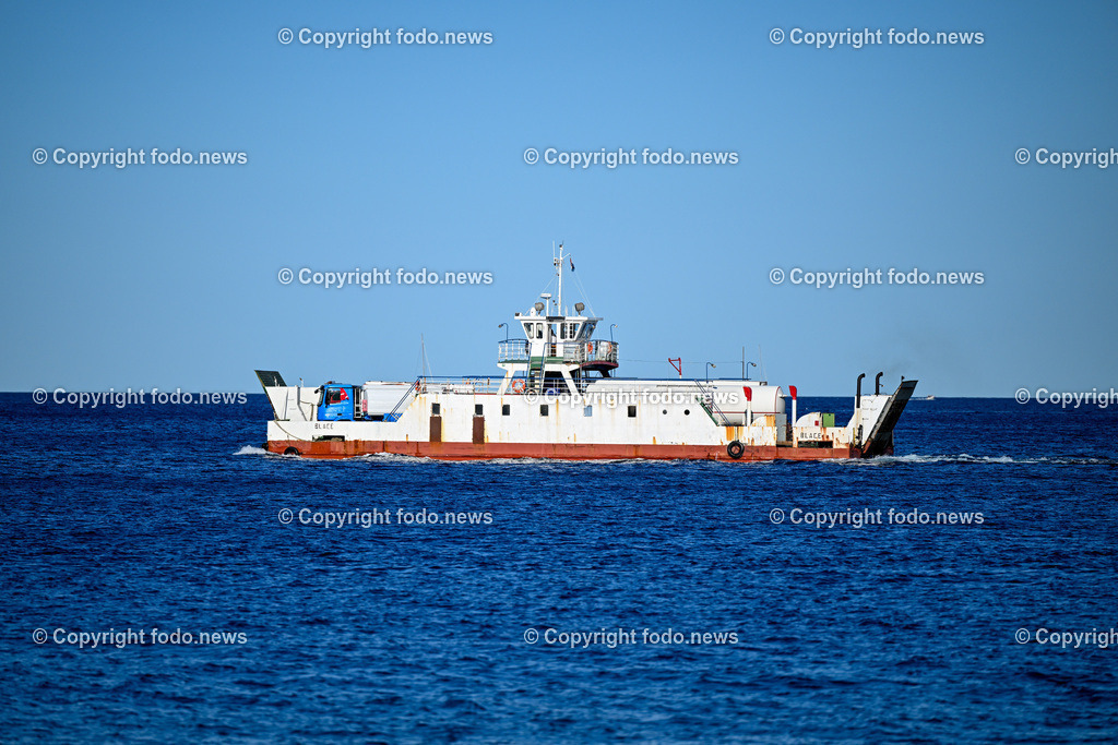 Kroatien_ Brac_ Insel in Dalmatien_ Milna_ 18.07.2025-15 | 18.07.2025, Kroatien, HRV, Brac, Insel in Dalmatien, Milna im Bild Themenbild, Trajekti, Faehre, Frachtfaehre, Schiff, Meer, Adria, Transport, Slpitska vrata, Feature, Symbolbild