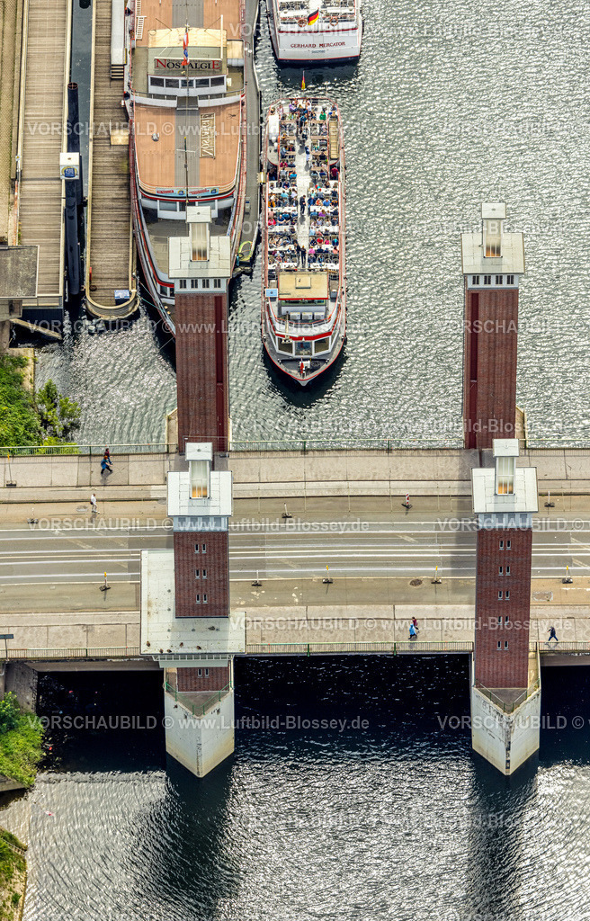 Duisburg240704994-Mitte | Luftbild, Innenhafen mit Ausflugsschiff und Touristen an der Schwanentorbrücke, Stadtmitte, Duisburg, Ruhrgebiet, Nordrhein-Westfalen, Deutschland