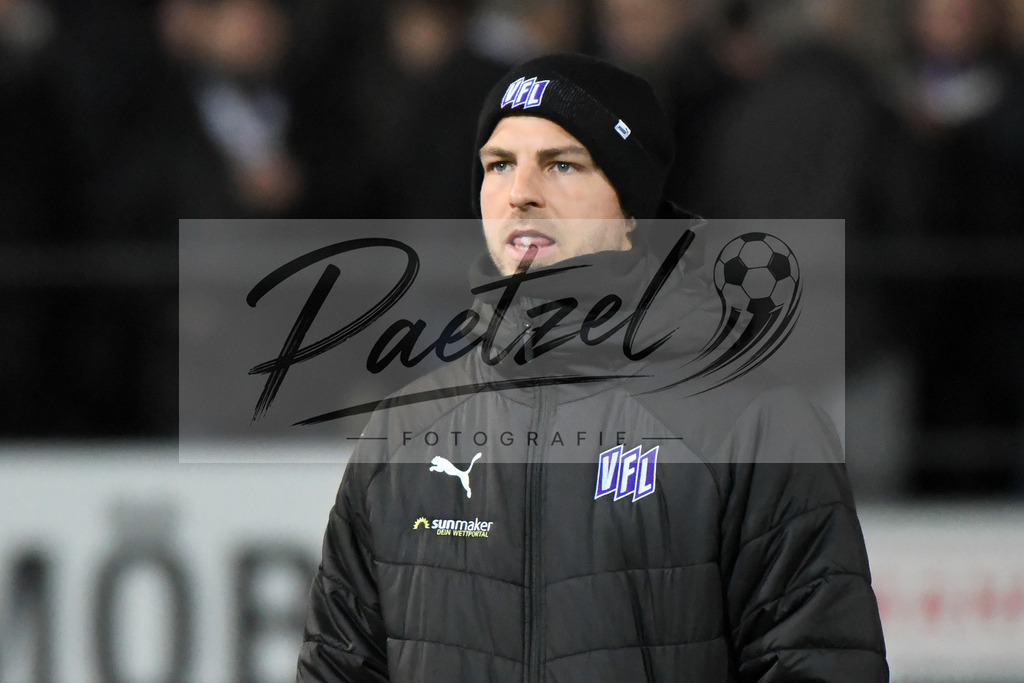 20200129_OSNSVS_0014JPG | Fußball, Herren: Kevin Wolze (VfL Osnabrück) schaut beim Spiel der 2. Bundesliga zwischen VfL Osnabrück vs. SV Sandhausen am 29.01.2020 im Stadion an der Bremer Brücke in Osnabrück, Deutschland.(Foto von Nico Paetzel) - Realisiert mit Pictrs.com