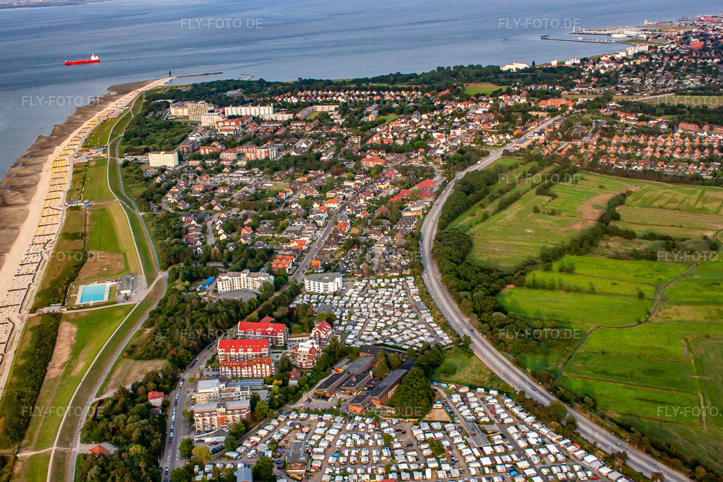 Luftbild: Strandkorb- Reihen am Sand- Strand bis zur Kugelbake im Küstenbereich der Nordsee mit den Campingplätzen Wattenlöper und Nordsee im Vordergrund im Ortsteil Duhnen in Cuxhaven im Bundesland Niedersachsen in Deutschland. Foto: IMG_70458.jpg vom 06.08.2014 durch Werner Riehm/FLY-FOTO.de