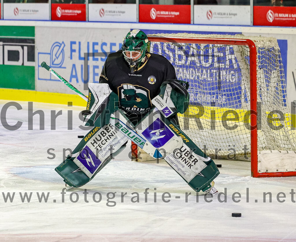2025-11-30_026_TSV_Erding_gegen_EC_Peiting | Erding, Deutschland, 30.11.2025:Eishockey, Oberliga Süd 2025 / 2026, 22. Spieltag, TSV Erding gegen EC Peiting, Endergebnis: 5:1Torwart David Zabolotny (Erding Gladiators, #72)Foto: Christian Riedel / fotografie-riedel.net